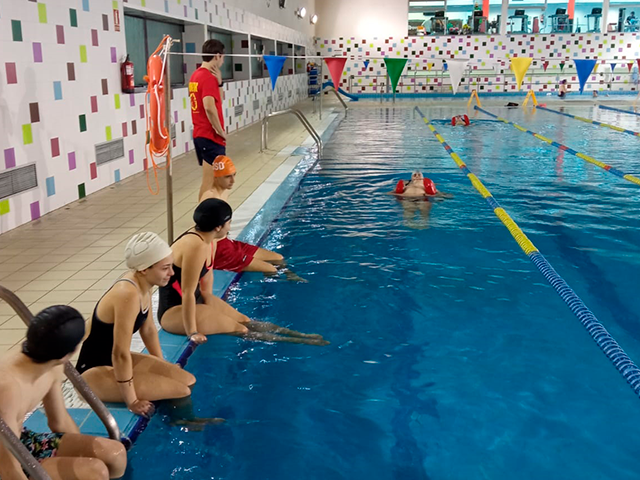 Prácticas en piscina de curso de socorrista AguaNorte